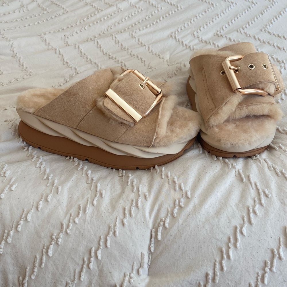 Brand New Mellow Shearling Slides
